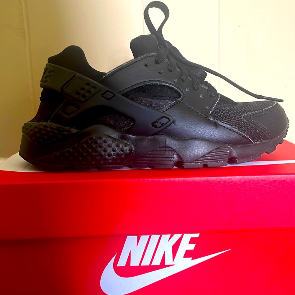 Black huaraches